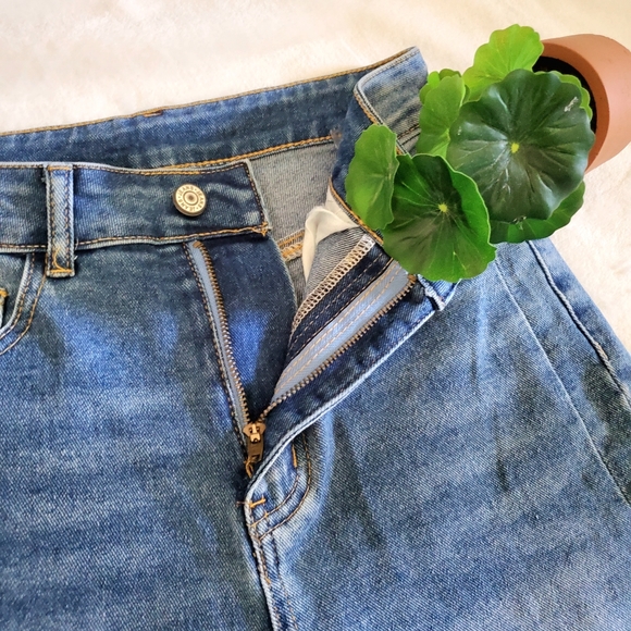 Raw Hem Flare Leg Jeans - Picture 4 of 8